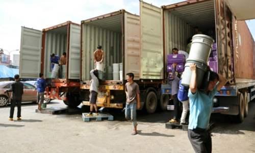 Bẫy lừa bốc vác bánh kẹo lương 500.000 một ngày