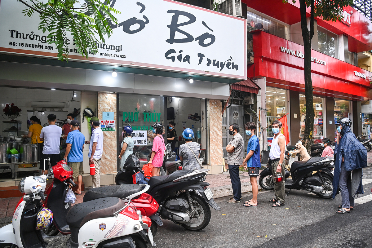 Hà Nội mở lại hàng loạt cơ sở kinh doanh, dịch vụ