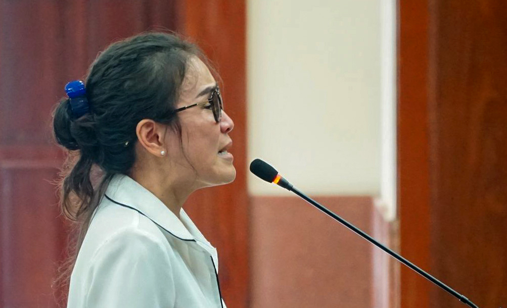 Chủ tịch Công ty Hoa Tháng Năm khóc, xin tòa 'công bằng'