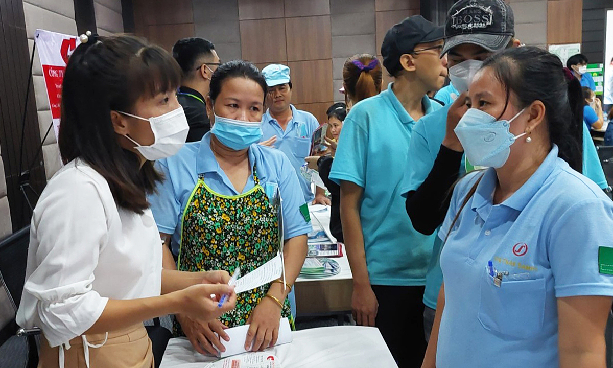 Tìm việc cho công nhân bị cắt giảm