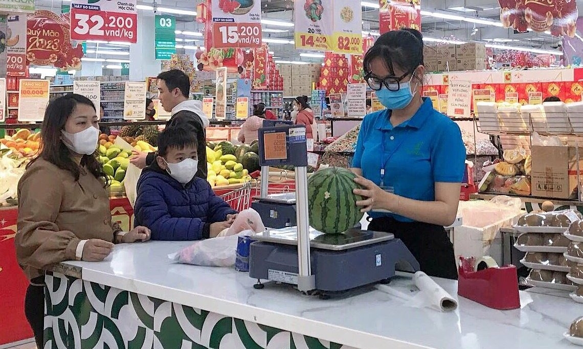 Sinh viên làm thêm, kiếm 6-7 triệu đồng dịp Tết