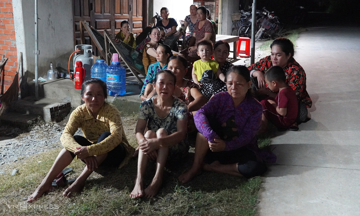 Gallery - Người dân lập chốt chặn xe chở rác ở miền Tây - VnExpress