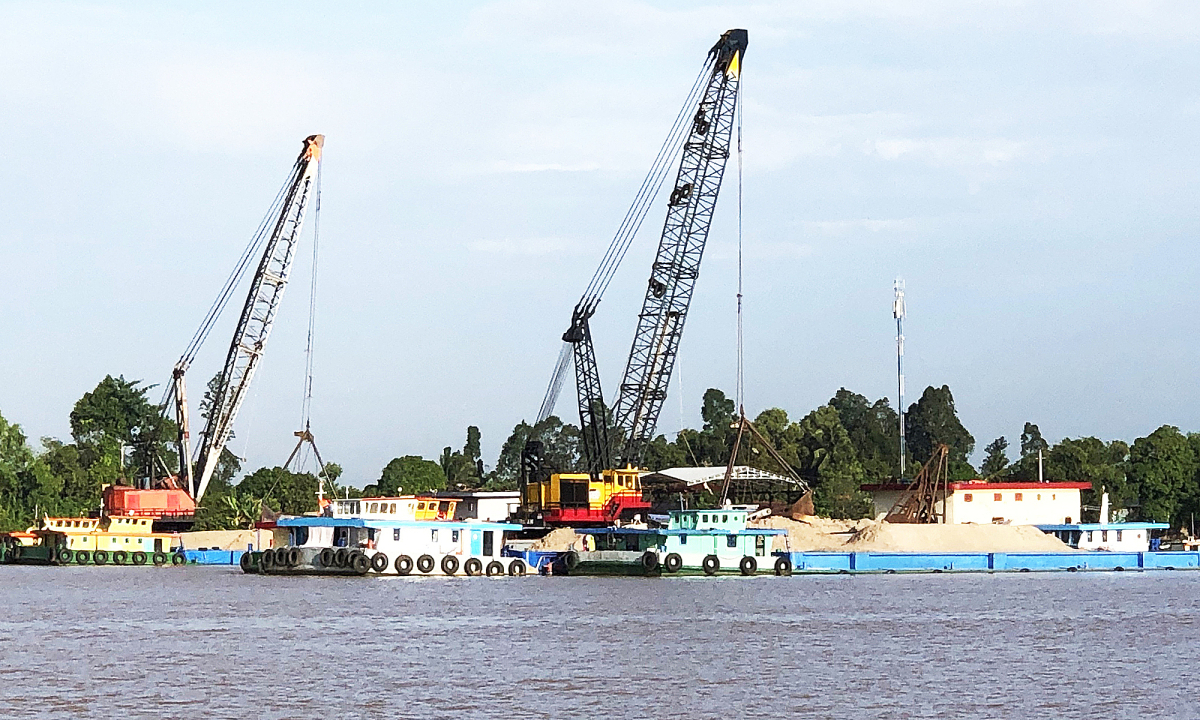 Sốt giá, đứt gãy nguồn cung cát ở miền Tây