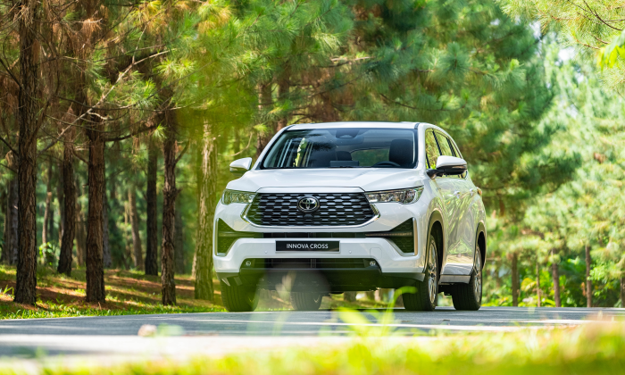 Đánh Giá Nội Thất Innova Cross 2026: Tiện Nghi & Không Gian Hoàn Hảo - Giá Xe 24H Toyota Innova Cross: giá lăn bánh 4/2026, TSKT, đánh giá chi tiết