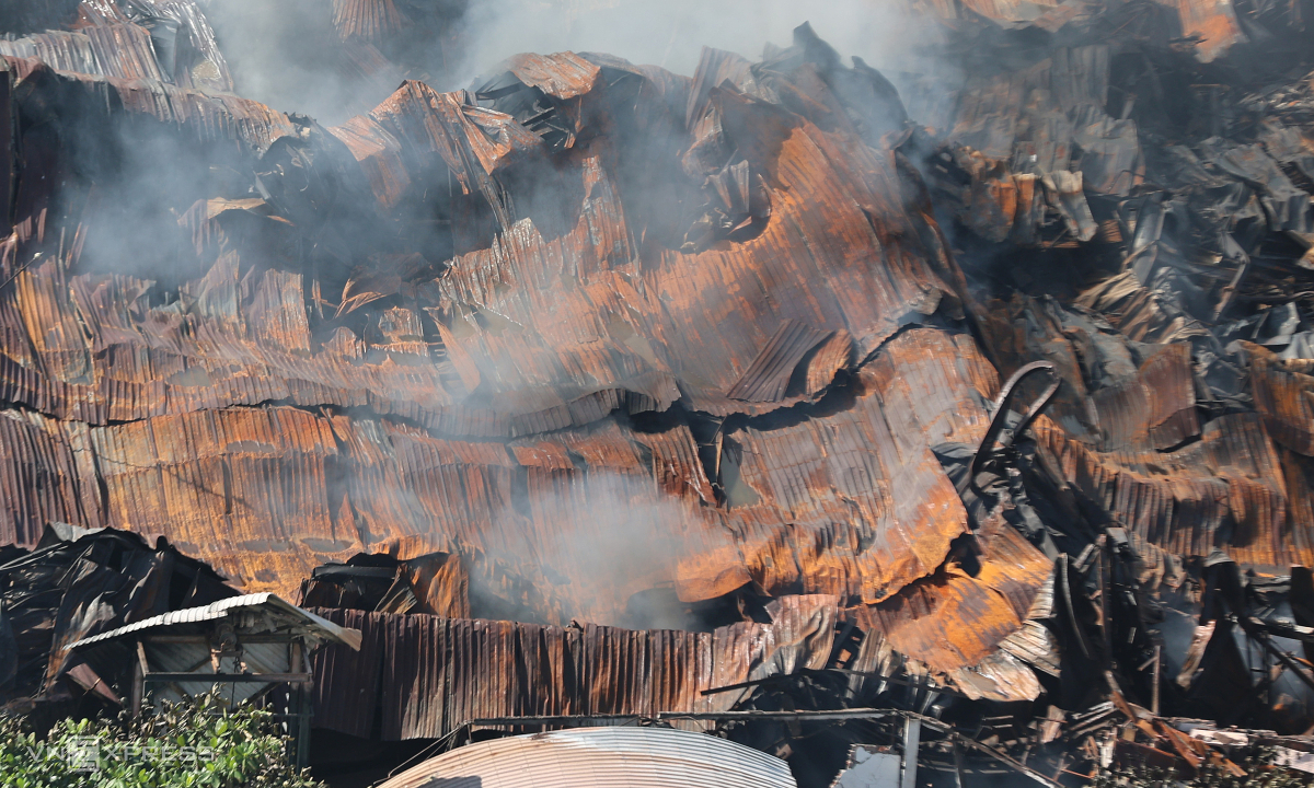 Gallery - Kho đồ điện tử rộng hàng nghìn m2 đổ sập sau vụ cháy - VnExpress