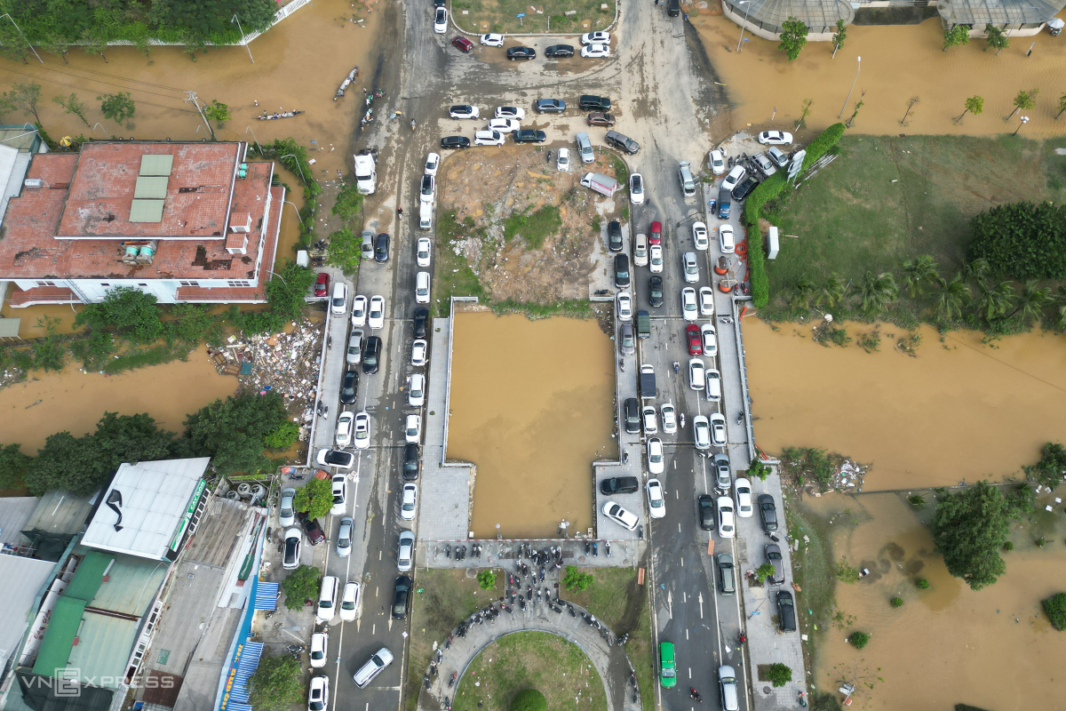 Gallery - Hàng loạt ôtô ở Huế nằm chờ cứu hộ - VnExpress