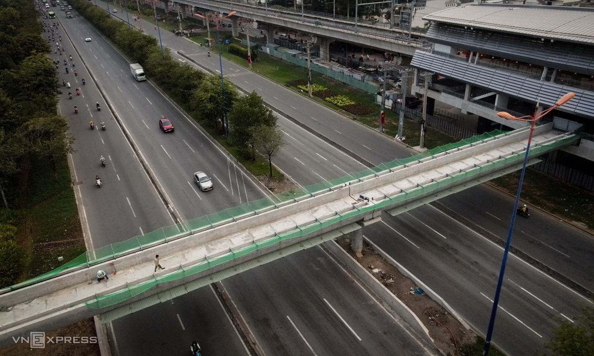 View - Cầu đi bộ nối ga trên cao Metro Bến Thành - Suối Tiên thành hình - VnExpress