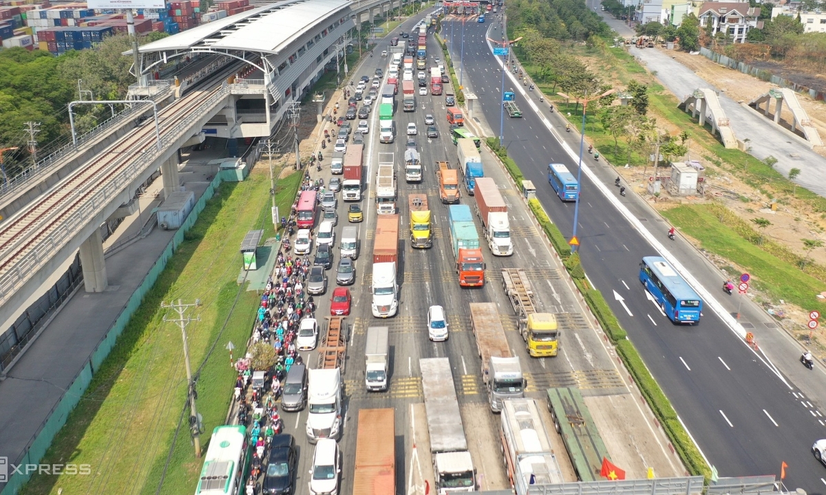 Gallery - Cửa ngõ phía đông TP HCM ùn tắc từ sáng đến chiều - VnExpress
