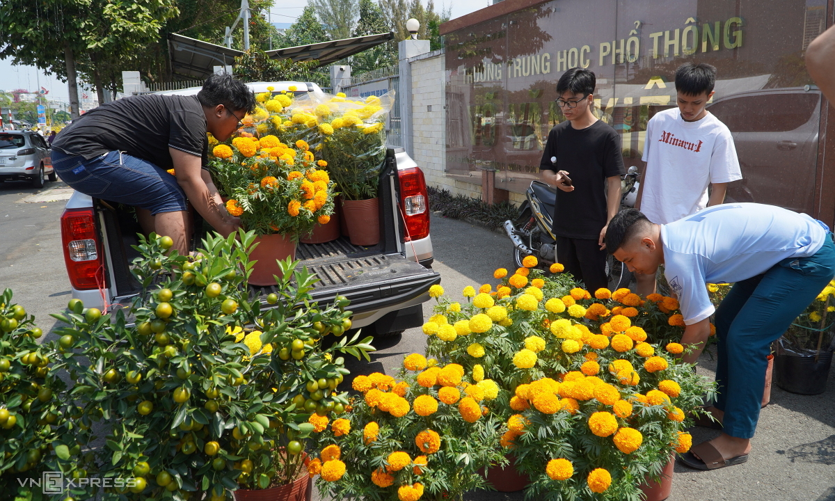 Gallery - TP HCM mua hơn 9.000 chậu hoa Tết của tiểu thương - VnExpress