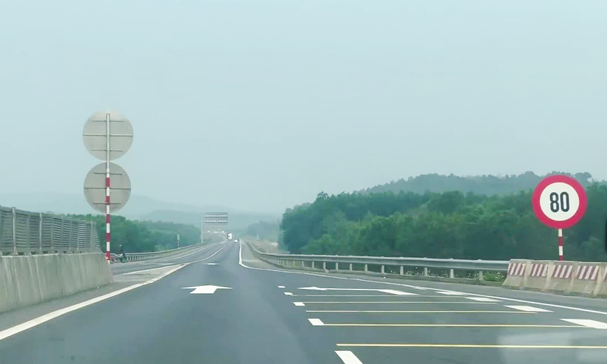 Gallery - Lưu ý an toàn đoạn đường hẹp trên cao tốc Cam Lộ - La Sơn - VnExpress