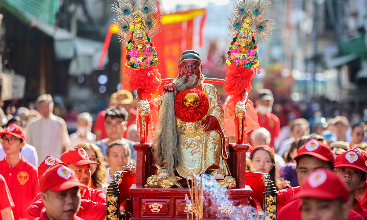 Gallery - 500 người Hoa ở TP HCM hóa trang diễu hành trước Tết Nguyên tiêu - VnExpress