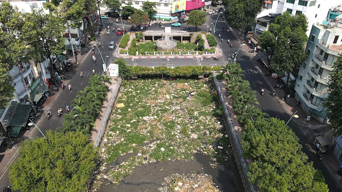 Gallery - Hơn 100 tấn rác, lục bình phủ đầy kênh Nhiêu Lộc - VnExpress