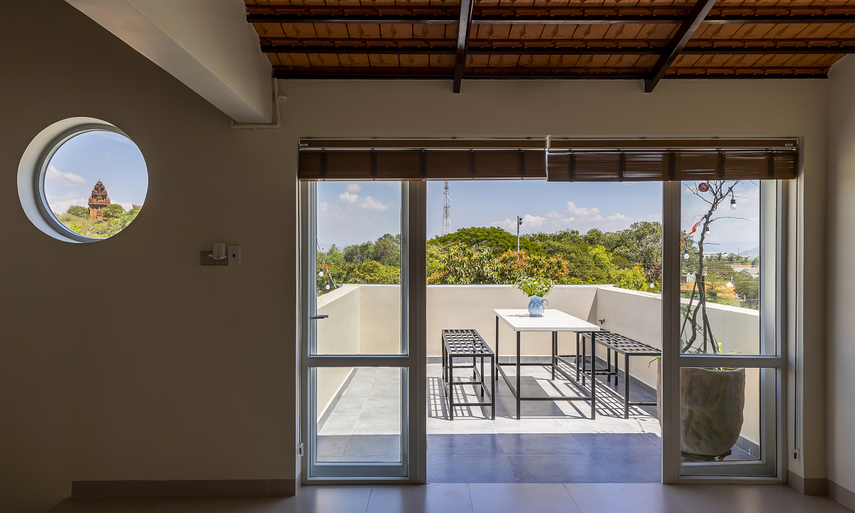 View - Nhà trên đồi 'hẹp ngang, dài sâu' với không gian ngập tràn ánh sáng - VnExpress