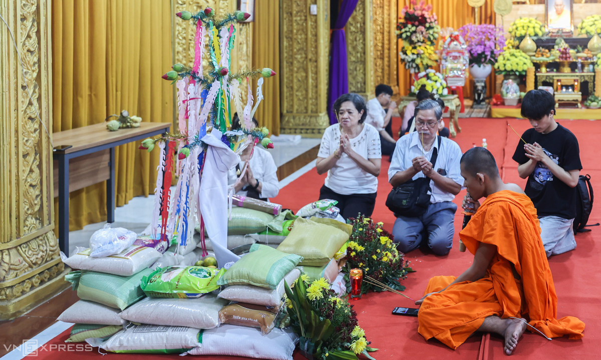 Gallery - Người Khmer đắp núi cát, núi gạo trong Tết Chôl Chnăm Thmây - VnExpress Đời sống