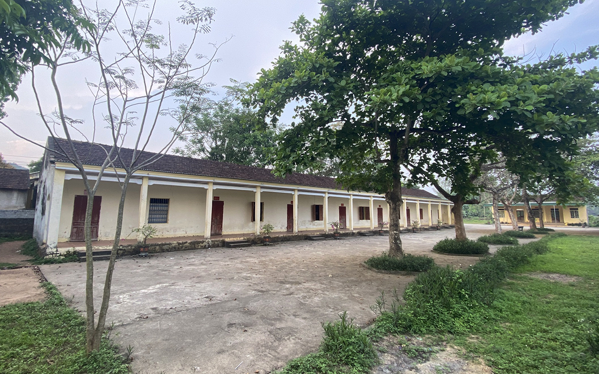 View - Cho con nghỉ học cả tuần để phản đối xóa điểm trường lẻ - VnExpress