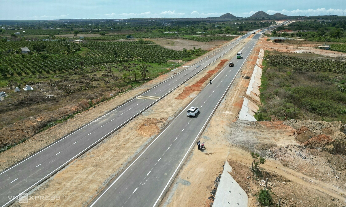 Gallery - Thông xe đường nối cao tốc xuống biển Phan Thiết - VnExpress