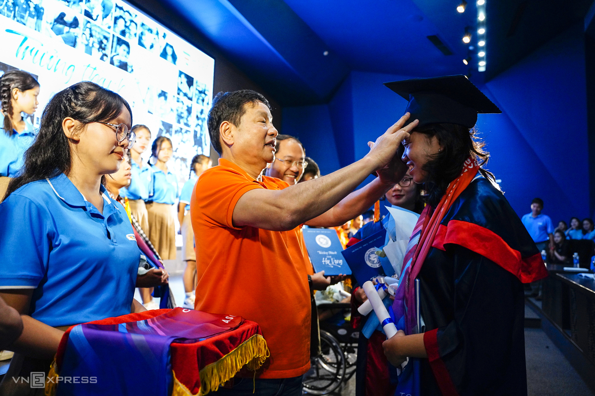 Gallery - Lễ trưởng thành của học trò mồ côi sau Covid-19 - Báo VnExpress