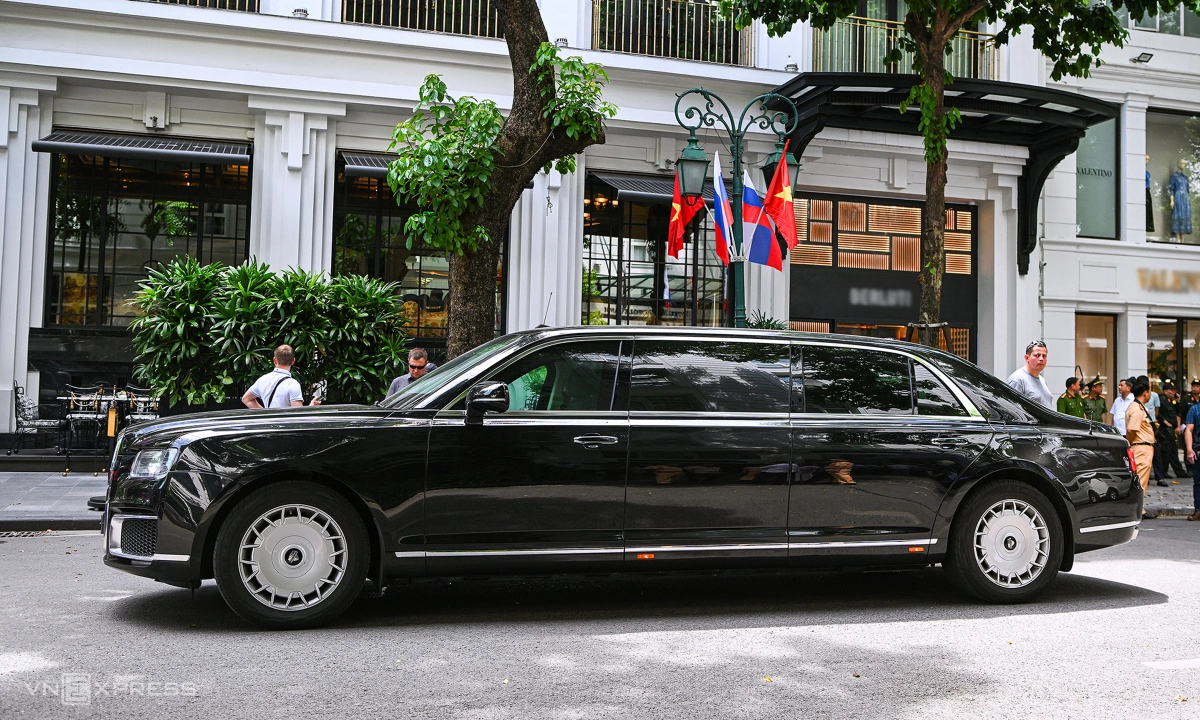 View - Limousine của Tổng thống Nga trên phố Hà Nội - Báo VnExpress