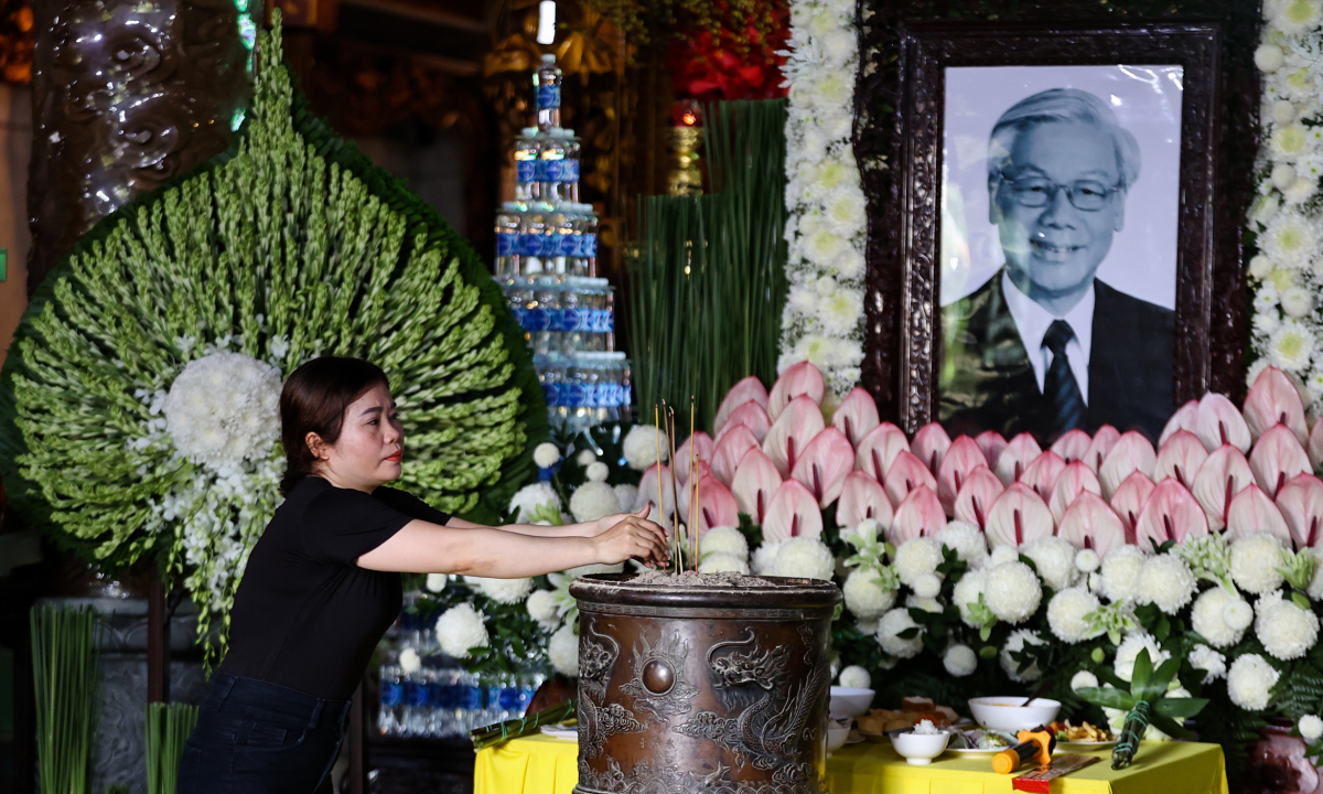 Gallery - Người dân lên chùa tưởng nhớ Tổng bí thư Nguyễn Phú Trọng - Báo VnExpress