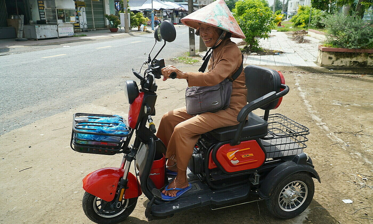 Nữ thương binh bán vé số tu sửa nghĩa trang liệt sĩ