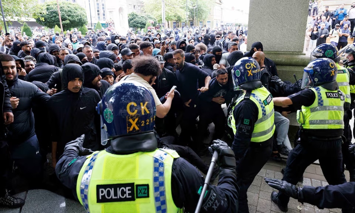 Nguồn cơn sóng bạo loạn bao trùm khắp nước Anh - Báo VnExpress