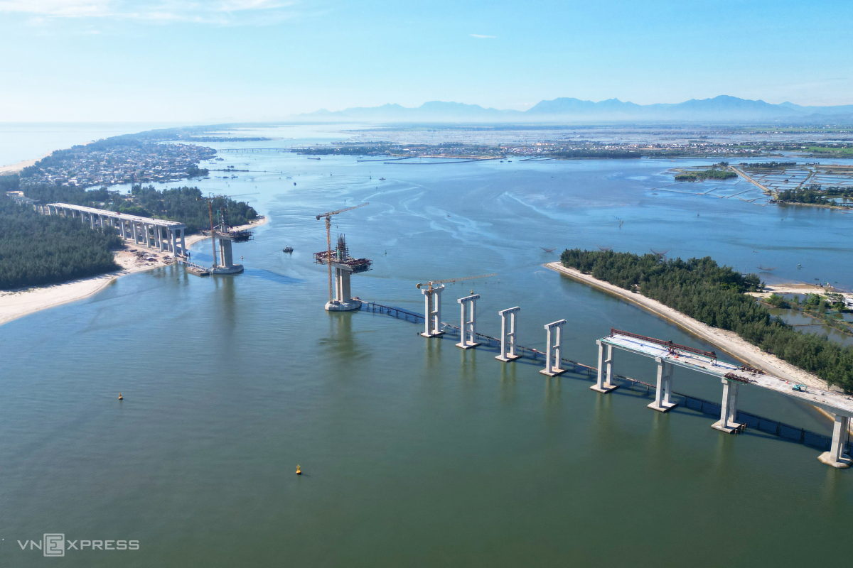Gallery - Cầu vượt biển dài nhất miền Trung sau 30 tháng thi công - Báo VnExpress
