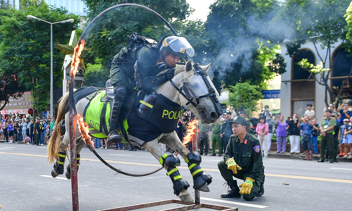 Gallery - Cảnh sát cưỡi ngựa xuyên vòng lửa ở trung tâm TP HCM - Báo VnExpress