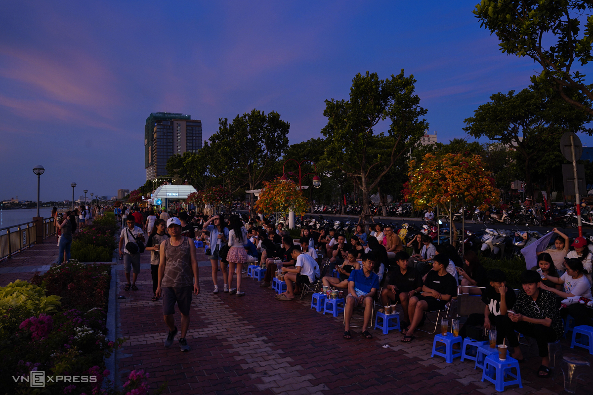 Gallery - Uống cà phê, ngắm bình minh ven sông Hàn từ 4h - Báo VnExpress Du lịch