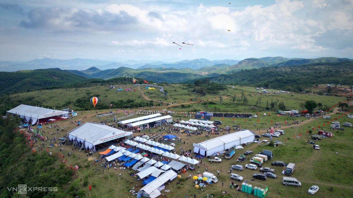 Gallery - Hàng nghìn du khách lên cao nguyên La Vuông - Báo VnExpress Du lịch