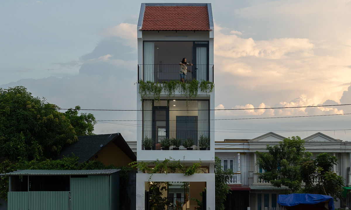 Gallery - Ngôi nhà ba tầng thiết kế mái ngói đỏ, hai mặt tiền - Báo VnExpress