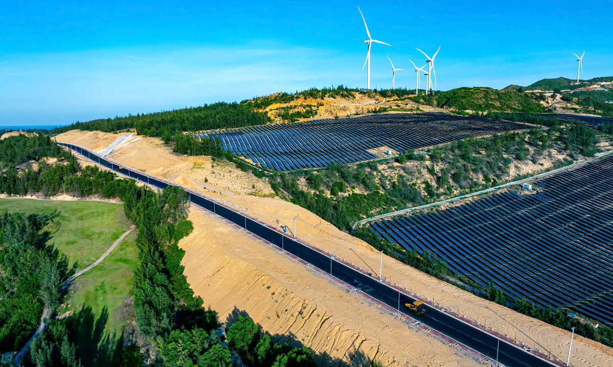 Gallery - Đường xuyên đồi cát, điện gió ở Quy Nhơn - Báo VnExpress