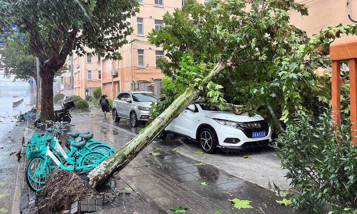 Gallery - Đường phố Thượng Hải ngổn ngang do bão mạnh nhất 75 năm - Báo VnExpress