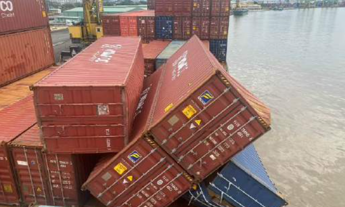 Kiện công ty vận chuyển đòi bồi thường vụ rơi 42 ôtô xuống biển Kiện công ty vận chuyển đòi bồi thường vụ rơi 42 ôtô xuống biển