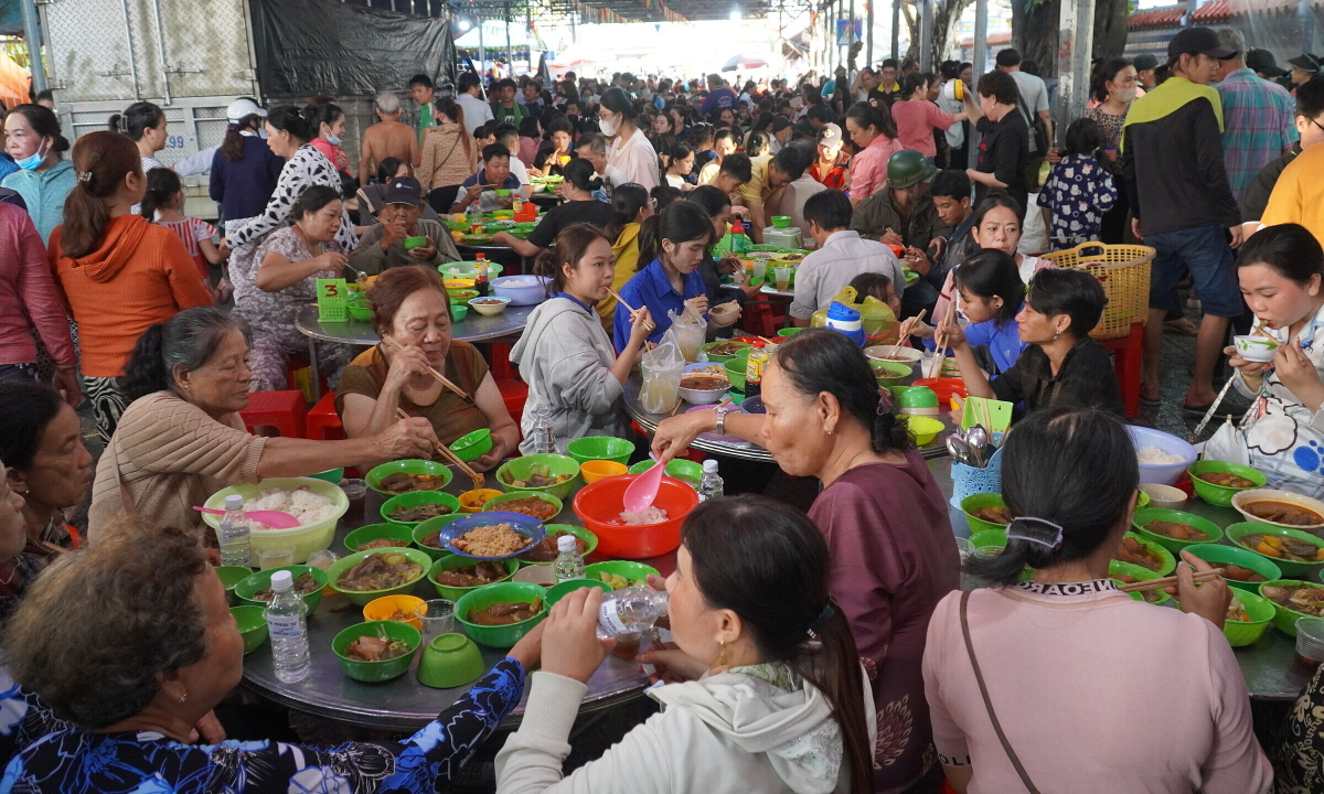 Gallery - 330 tấn thực phẩm miễn phí đãi khách dự lễ giỗ Nguyễn Trung Trực - Báo VnExpress Du lịch