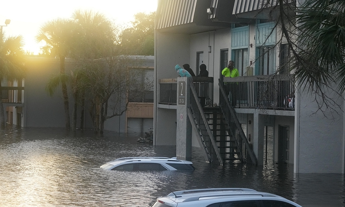 Gallery - Đường phố Florida ngổn ngang, ngập nước sau bão Milton - Báo VnExpress