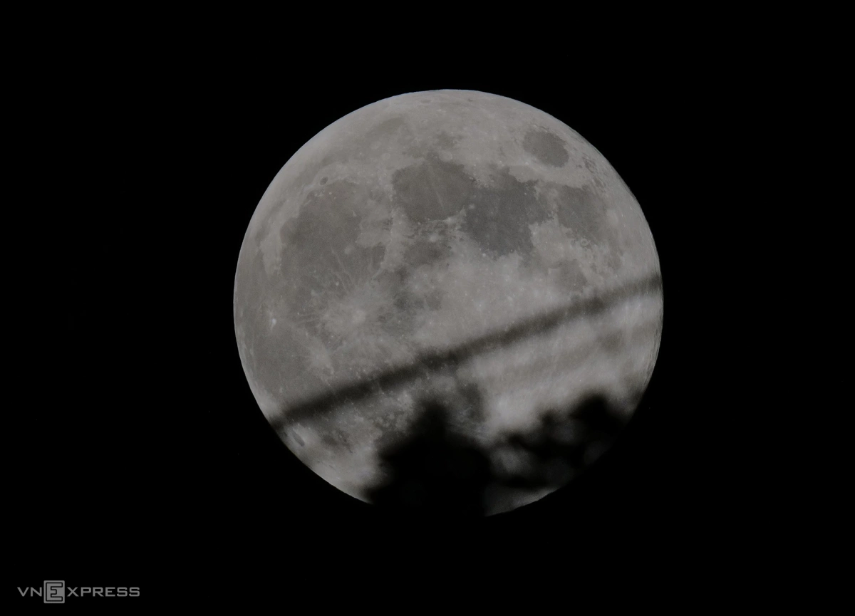 Gallery - Siêu trăng lớn nhất năm rực sáng bầu trời cả nước - Báo VnExpress