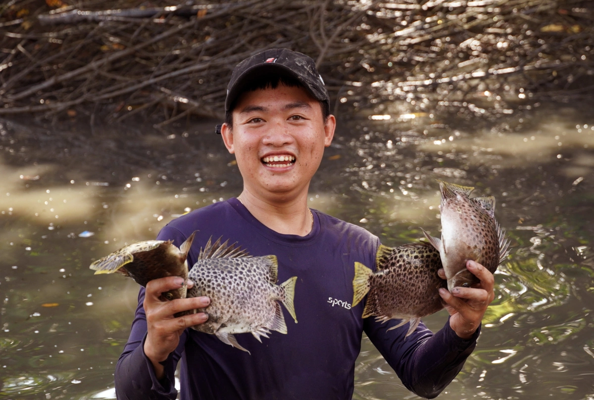 Gallery - Dỡ chà bắt cá ở Đất Mũi - Báo VnExpress Du lịch