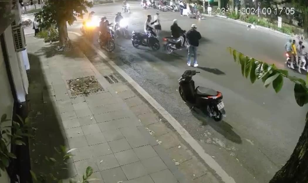 10 người bị tạm giữ trong vụ tông chết cô gái đang chờ đèn đỏ 10 người bị tạm giữ trong vụ tông chết cô gái đang chờ đèn đỏ