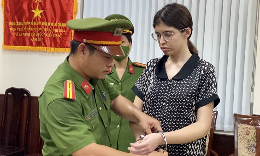 Người mẫu Andrea Aybar và ca sĩ Chi Dân bị bắt Người mẫu Andrea Aybar và ca sĩ Chi Dân bị bắt