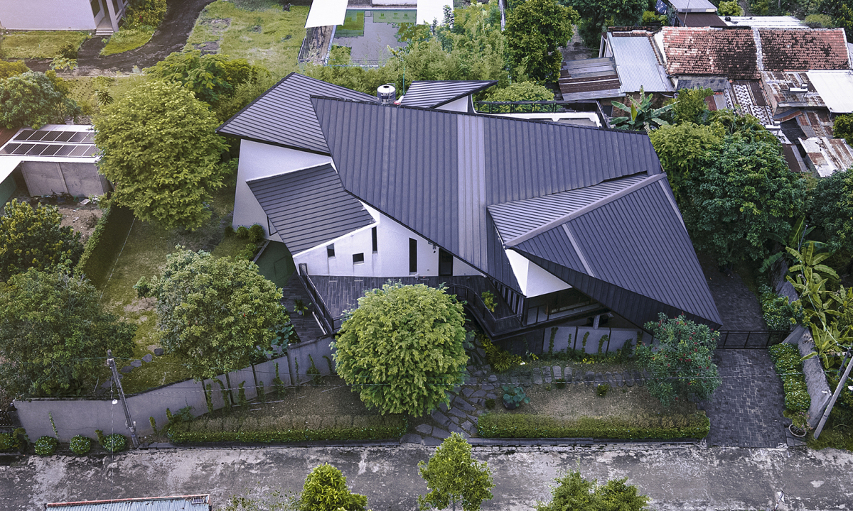 Gallery - Ngôi nhà hình cánh diều đưa bếp vào trung tâm - Báo VnExpress