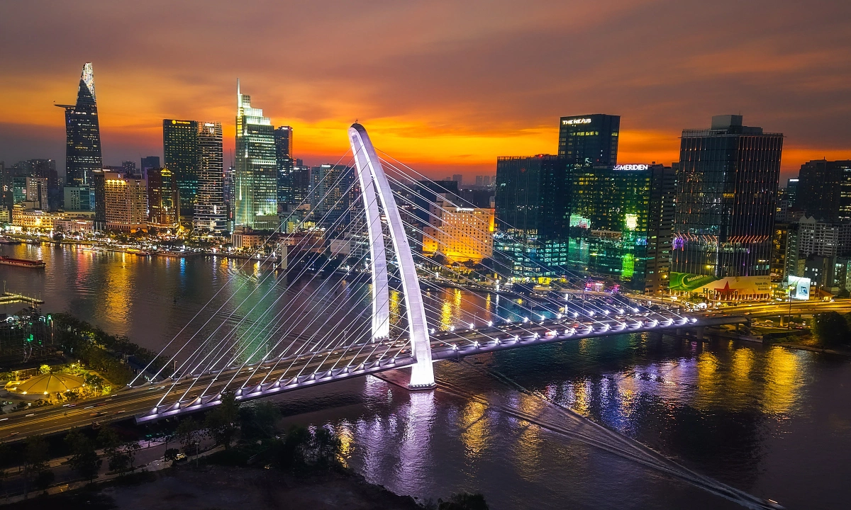 Cầu Ba Son lung linh sắc màu khi chiếu sáng mỹ thuật - Báo VnExpress