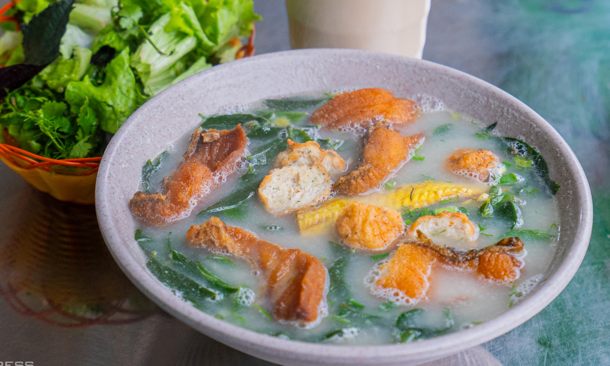 Gallery - Quán bún cá sữa bán 1.000 bát mỗi ngày ở Hà Nội - Báo VnExpress Du lịch