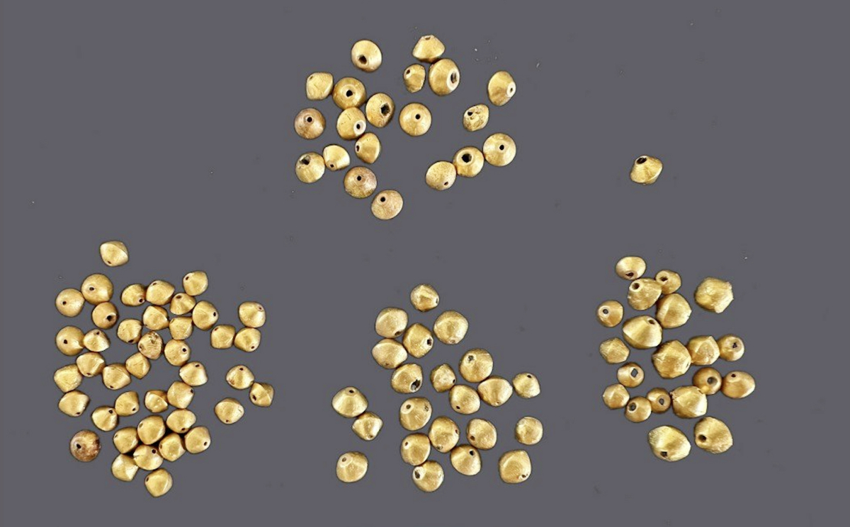 Gallery - Bộ trang sức bằng vàng và đá quý trong mộ táng Lai Nghi - Báo VnExpress