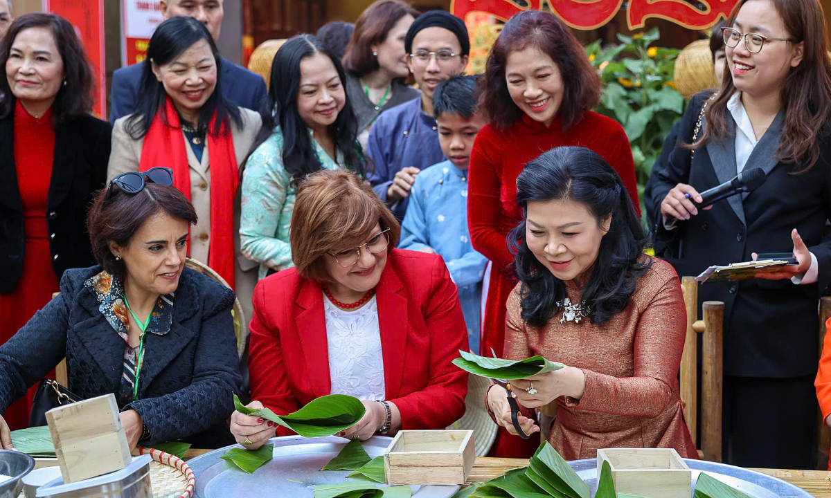 Gallery - Phu nhân Ngô Phương Ly cùng các nhà ngoại giao nữ gói bánh chưng - Báo VnExpress