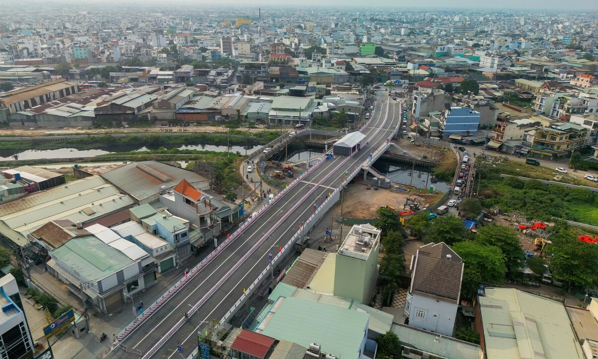 View - Hai cầu giảm ùn tắc cửa ngõ phía tây TP HCM sắp hoàn thành - Báo VnExpress
