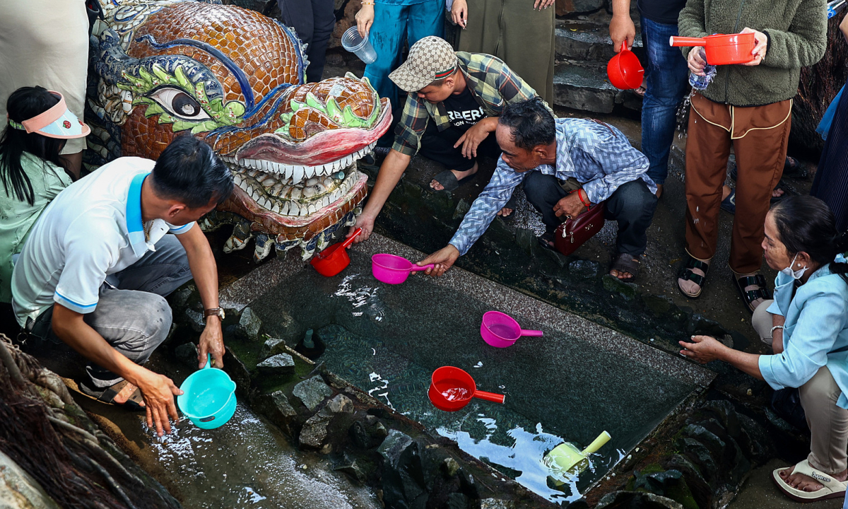 Gallery - Lấy nước cầu may trong miếu cổ ở TP HCM - Báo VnExpress