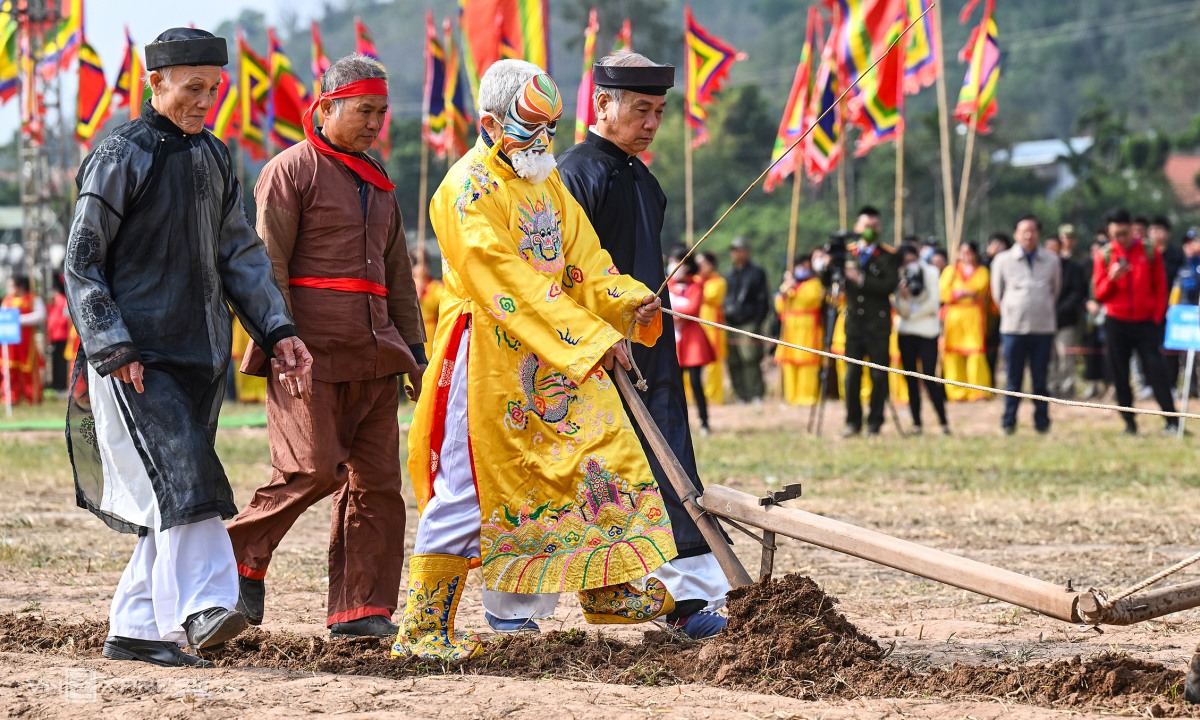 Gallery - Tái hiện vua đi cày trong lễ hội Tịch điền - Báo VnExpress