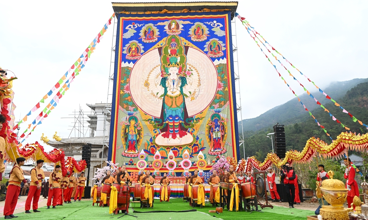 Gallery - Mở tranh Phật, cầu an trên bảo tháp Mandala Tây Thiên - Báo VnExpress