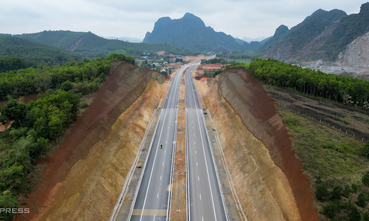 Gallery - Đường 1.200 tỷ đồng nối cao tốc Bắc Nam với Vườn quốc gia Bến En - Báo VnExpress