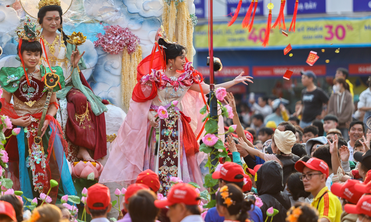 Gallery - Đông nghịt người xuống đường hứng lộc Bà ở Bình Dương - Báo VnExpress